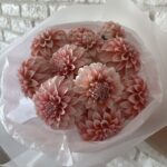Моно букет из 11 бело-розовых георгинов