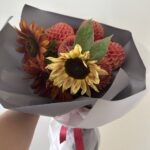 Букет из красных подсолнухов и георгинов