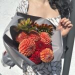 Букет из красных подсолнухов и георгинов