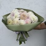Букет из 17 георгинов (белый, бело-лиловый, бело-розовый)