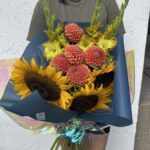 Букет из георгинов, гладиолусов и подсолнухов