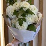 Букет из белоснежных георгинов с малиной