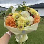 Букет из георгинов, цинний, бархатцев и веток малины