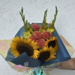 Букет из георгинов, гладиолусов и подсолнухов