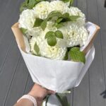 Букет из белоснежных георгинов с малиной