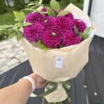 Букет из георгинов и малины