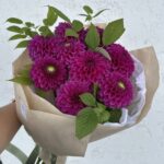 Букет из георгинов и малины