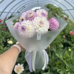 Букет из бело-лиловых георгинов и малины