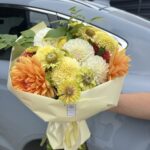 Букет из георгинов, цинний, бархатцев и веток малины