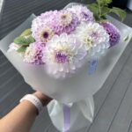 Букет из бело-лиловых георгинов и малины