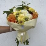Букет из георгинов, цинний, бархатцев и веток малины