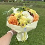 Букет из георгинов, цинний, бархатцев и веток малины
