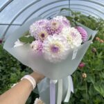 Букет из бело-лиловых георгинов и малины