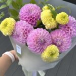 Букет из георгинов и бархатцев