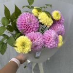 Букет из георгинов и бархатцев